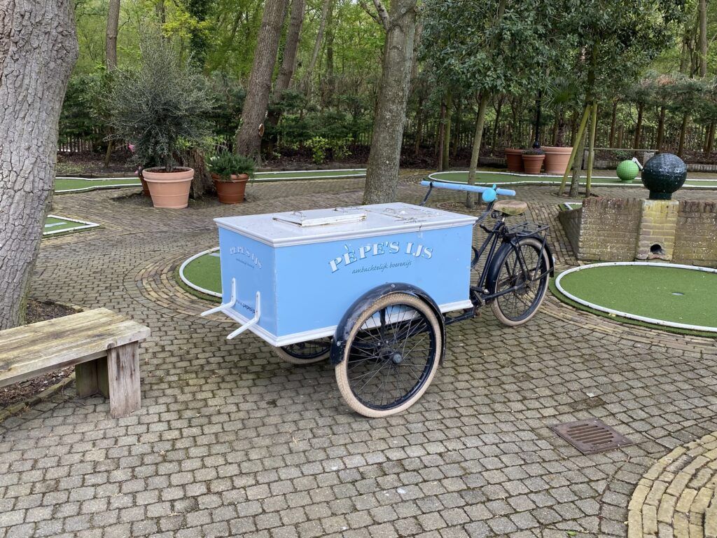 oude bakfiets als blikvanger